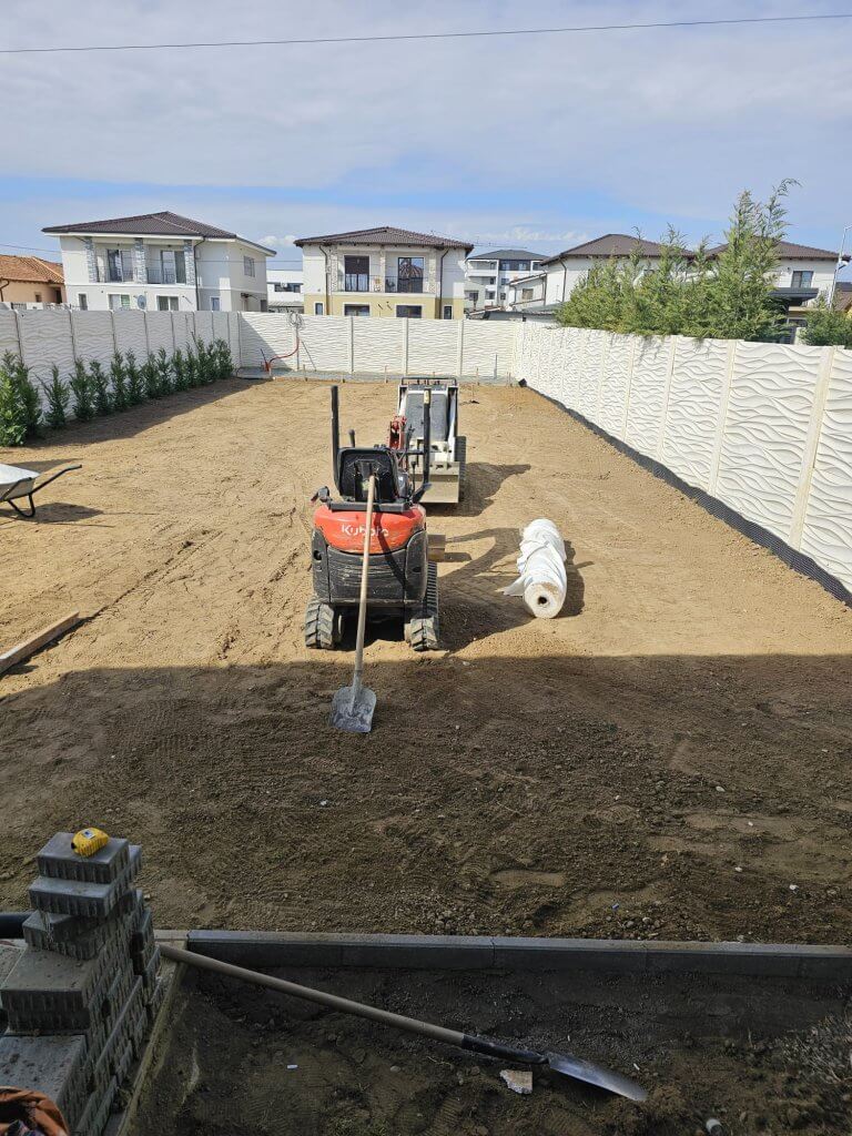 Pregătirea patului pentru gazon rulou cu excavator Kubota și Bobcat - proiect amenajare grădină Giroc