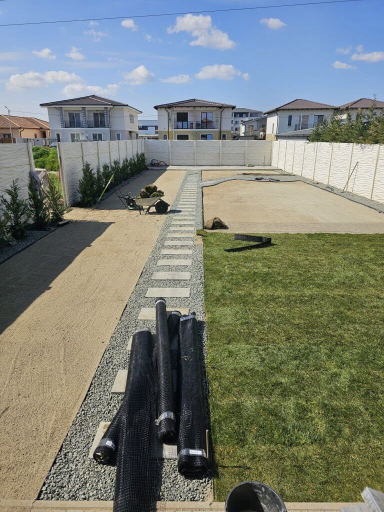 Montaj gazon rulou și construcție alee din pași japonezi cu criblură decorativă în amenajare grădină Giroc