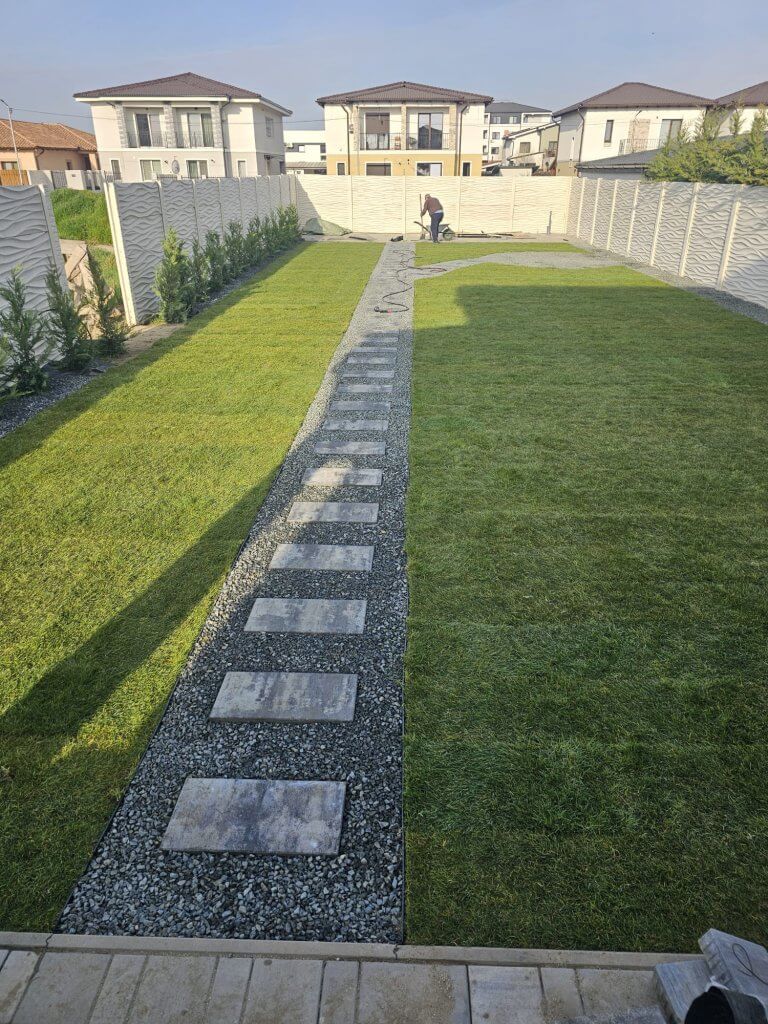 Alee din pași japonezi cu criblură neagră integrată în gazonul rulou verde - amenajare grădină Giroc