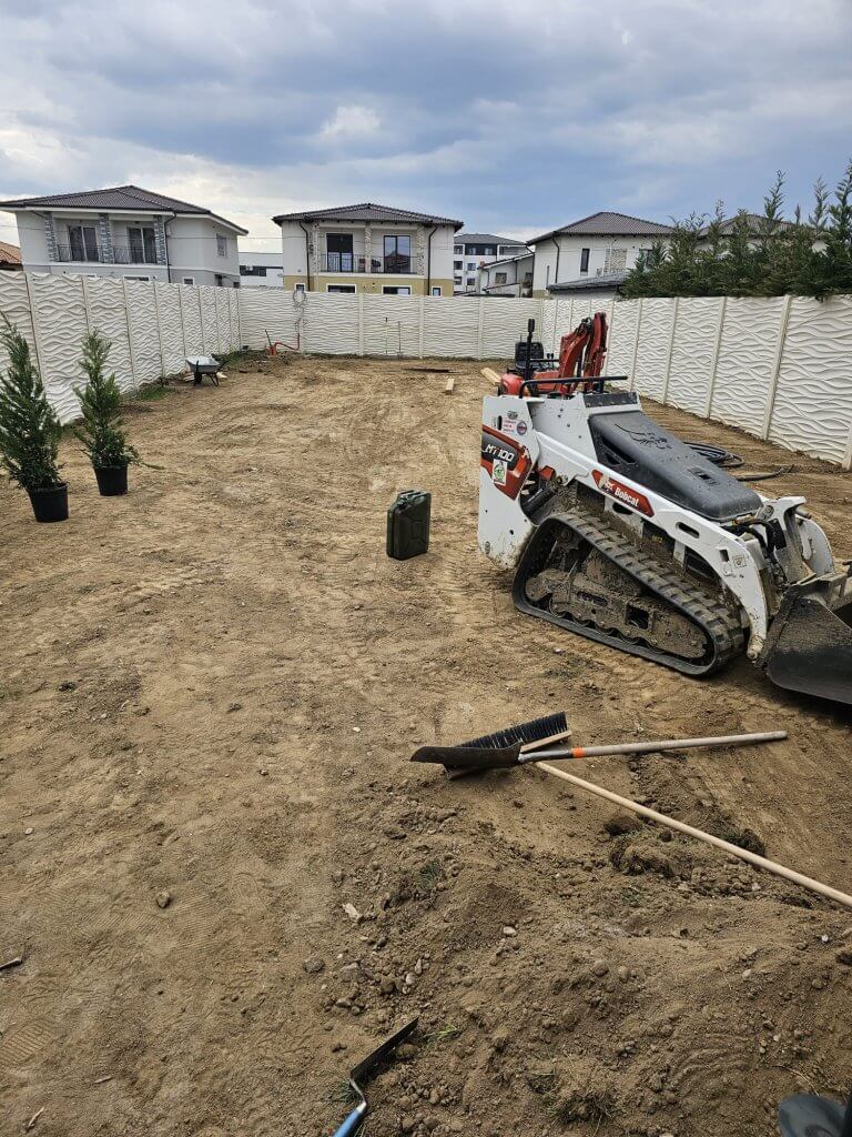 Nivelare teren cu miniîncărcător Bobcat și pregătire plantare leylandii la amenajare grădină Giroc